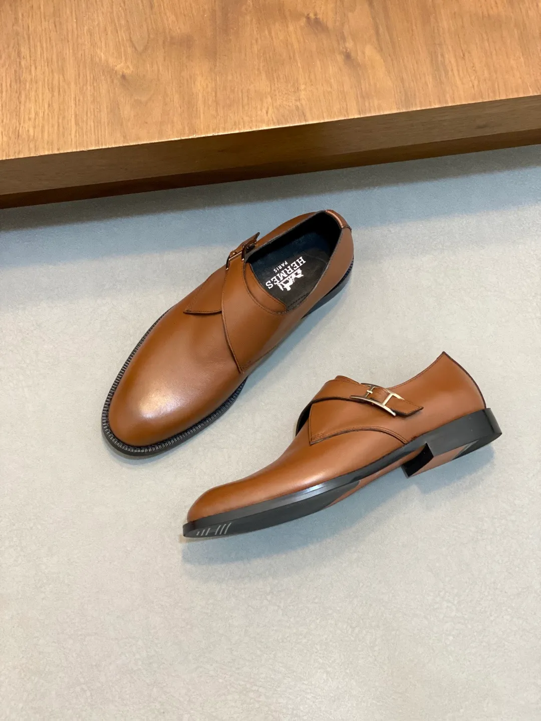 Men's shoes 💰780 HERMES/Hermès GAME slip-on loafers. These loafers are made of matte frosted calfskin. They are equipped with functional Kelly shoe buckles to easily create a fashionable urban style. They are equipped with genuine leather welts and lightweight grooved rubber foam outsole. They have genuine calfskin lining and silk-screen logo feet. They are slip-on design. They are novel and fashionable, with a handsome upper. Comes with a dust bag in the original box! Size: 39-40-41-42-43-44 standard leather shoe size (38/45 can be customized but does not support returns)